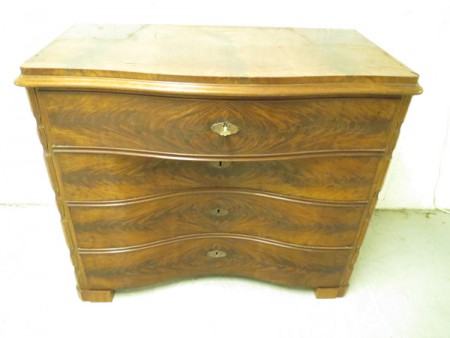 5926 - Komoda pyramidovy mahagon 1880 prohybana  106 x 57 cm V - 91 cm   10 900 kc